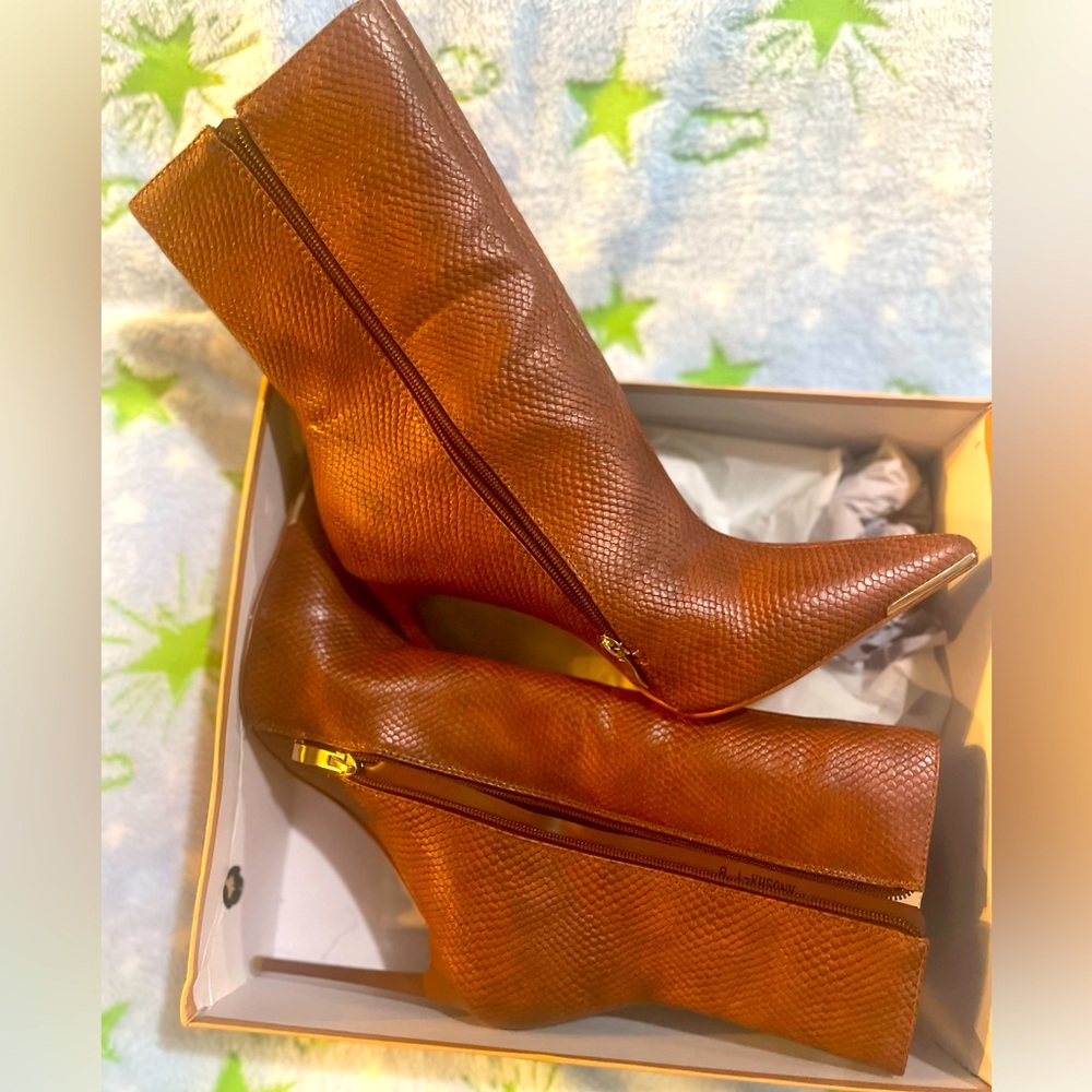 Steel toe, Caramel snake skin Boots like new only wore once. Very comfortable.